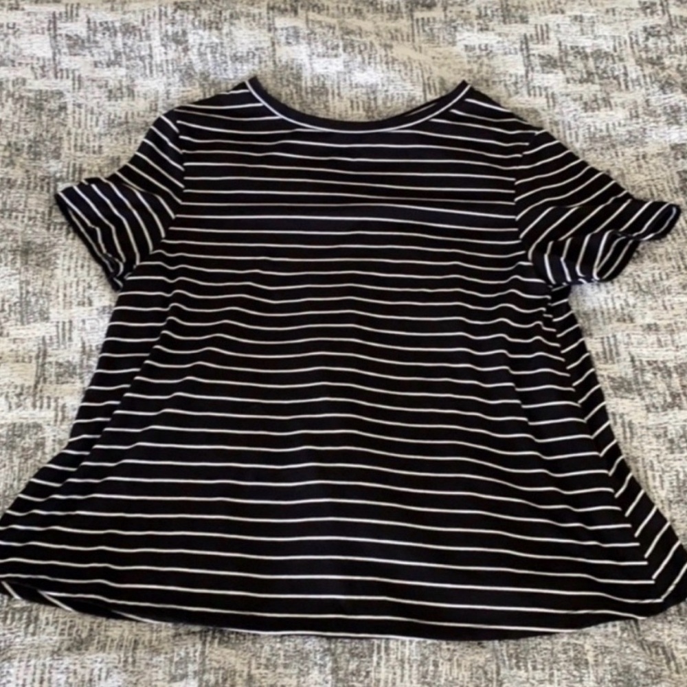 Old Navy Active Envelope Back Shirt Size XS